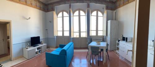 uma sala de estar com um sofá azul e uma mesa em ROSSO DI SERA em Castelfidardo
