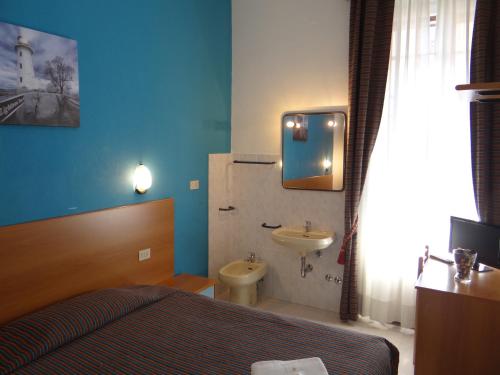 A bed or beds in a room at Hotel Amendola Fiera
