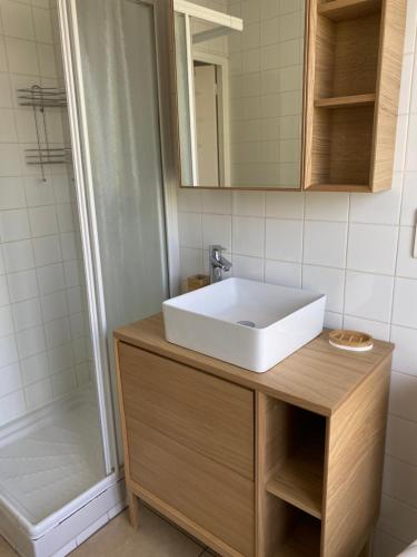 a bathroom with a white sink and a shower at Résidence Fort de l'Eve - T2 à 300m plage M Hulot, chemin côtier, commerces - St Marc sur Mer proche La Baule Ponichet in Saint-Nazaire