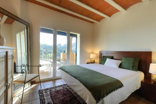 En eller flere senge i et værelse på LETS HOLIDAYS Luxury house in cala llevado 2