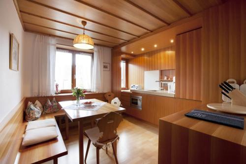 ベツァウにあるAppartement Isabellaのテーブルとキッチンのあるリビングルーム