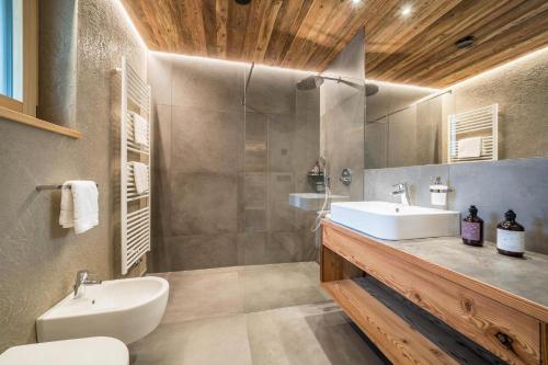 een badkamer met een wastafel en een toilet. bij Seebrunn - Kaserfeld Alm in Ultimo