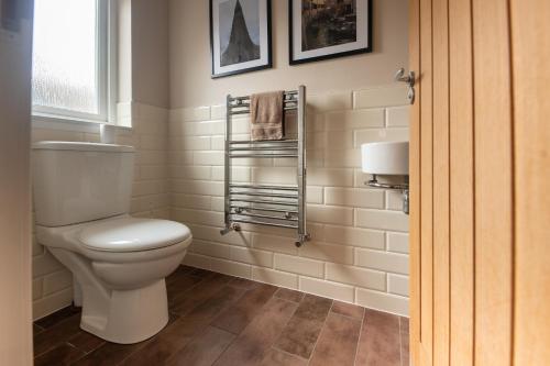 uma casa de banho com um WC e um toalheiro. em Dryburgh Town House em Inverness