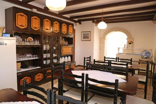 מסעדה או מקום אחר לאכול בו ב-Pansion Marinka-Bire Rooms