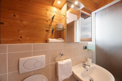 A bathroom at Malgorerhof Lavendel