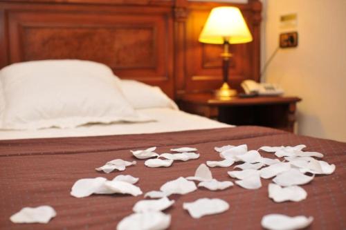 una pila de corazones blancos en una cama en Hotel Edelweiss, en Camprodon
