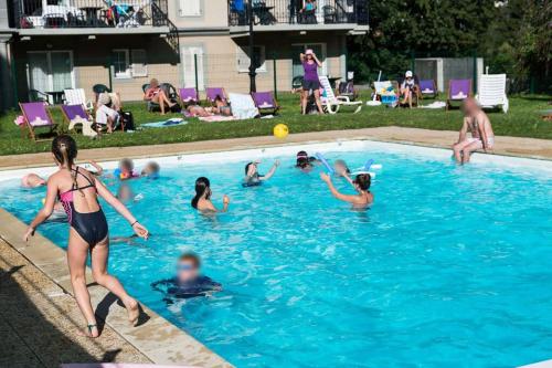 un groupe de personnes jouant dans une piscine dans l'établissement Le Grand Panorama, à Saint-Gervais-les-Bains