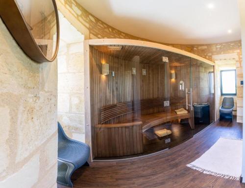 Zimmer mit einer großen Holzwand mit aitatingukongukongukongukongukongukong in der Unterkunft Chateau de la Grave in Bourg-sur-Gironde
