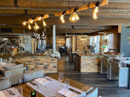 um restaurante com mesas e cadeiras e um bar em Hotel Twing em Hasliberg