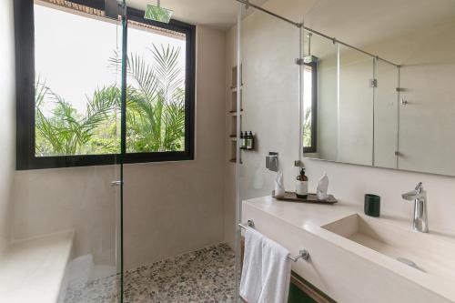 Um banheiro em Zereno Tulum Beach Club Access