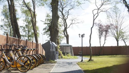 a row of bikes parked next to a fence at Gasthaus am Henriettenhof in Grömitz