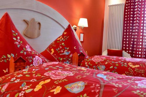 a room with two beds with red pillows at Gastinger Hotel-Restaurant in Schmiedefeld am Rennsteig