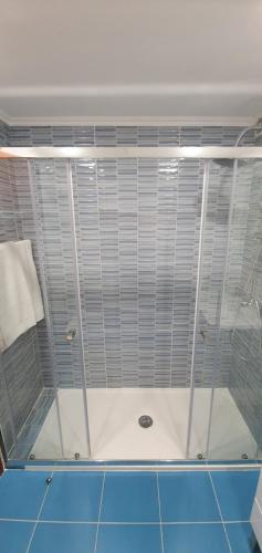 una doccia con box in vetro in un bagno di Casa Angela, 180m from the beach a Porches