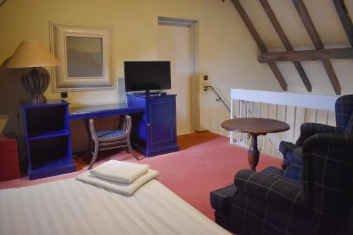 a room with a desk with a computer and a chair at Fletcher Hotel-Restaurant Kasteel Erenstein in Kerkrade