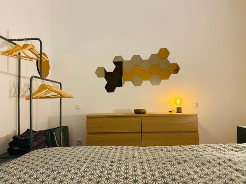Bright and chic apartment in Lux City tesisinde bir odada yatak veya yataklar