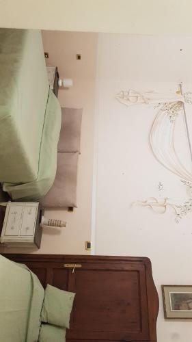 Villa Liberty il Lauro Bed and Breakfast في بيزا: ركن غرفة النوم مع سرير ومناشف
