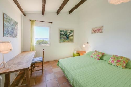 um quarto com uma cama, uma secretária e uma janela em Chateau Mahe em Port d'Alcudia