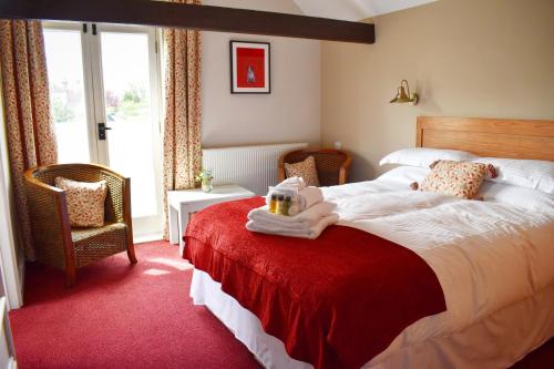 Una habitación de hotel con una cama con una toalla. en The Roebuck Inn en Laughton