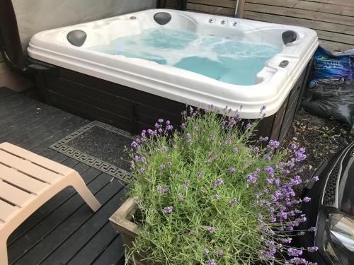 Φωτογραφία από το άλμπουμ του Love-nest With Private Hot Tub στο Τορόντο
