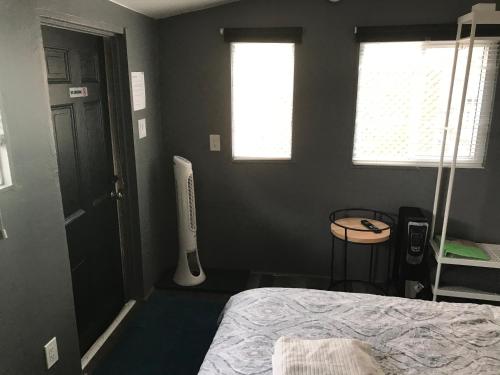 Giường trong phòng chung tại Love-nest With Private Hot Tub