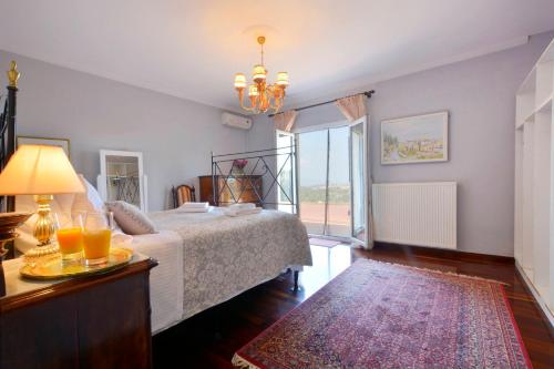 アギオス・ゴルディオスにあるVilla Kardami -country houseのベッドルーム1室(ベッド1台、テーブル、ドリンク付)