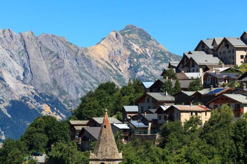 a town with a mountain in the background at Village vacances de Valmeinier "Les Angeliers" in Valmeinier