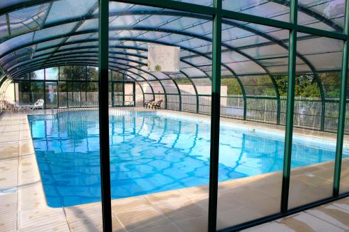 拉費里耶爾的住宿－豪特布萊達勞克斯7號公寓，一个带玻璃墙的大型游泳池