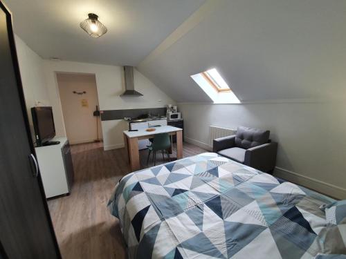Kleines Zimmer mit einem Bett und einer Küche in der Unterkunft Appart'Ardennes 3 in Vireux-Molhain