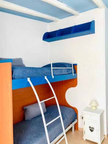 Un ou plusieurs lits superposés dans un hébergement de l'établissement Sea View Appartment with bicycles and stand-up paddle