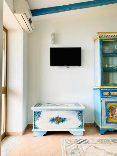 Télévision ou salle de divertissement dans l'établissement Sea View Appartment with bicycles and stand-up paddle