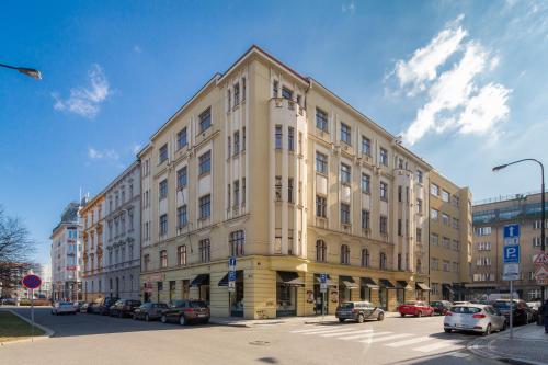 ein großes Gebäude mit davor geparkt in der Unterkunft Vincanto Rooms Old Town in Prag