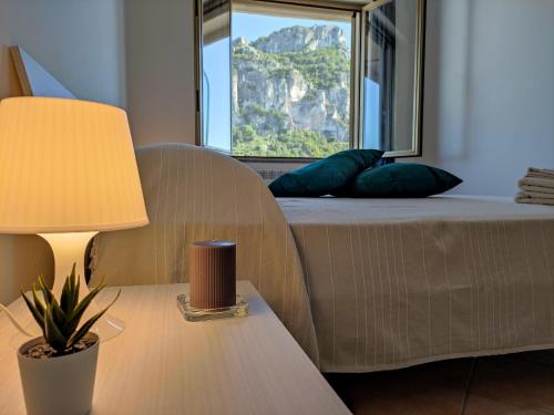 a living room with a bed and a window at Appartamento La Capretta Bianca - Affitti Brevi Italia in Ulassai