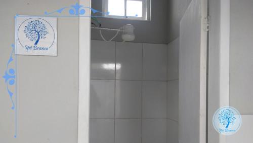 Bilik mandi di Ypê Branco Camping Conforto