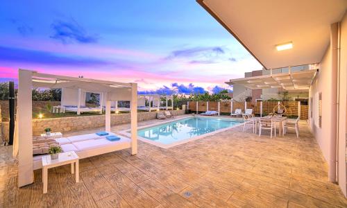ein Haus mit einem Pool und einer Terrasse in der Unterkunft Allas Villa Heated Pool in Chania