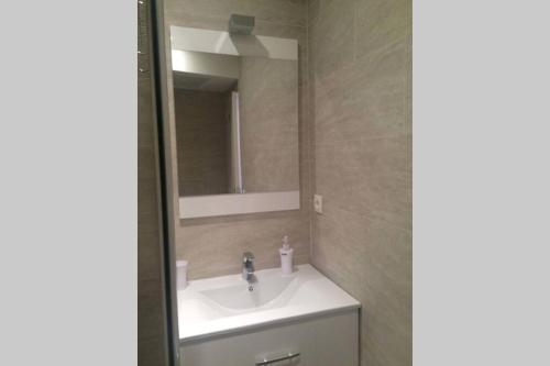 une salle de bain avec un lavabo et un miroir dans l'établissement C055-Bel Appartement au coeur du Suquet, à Cannes