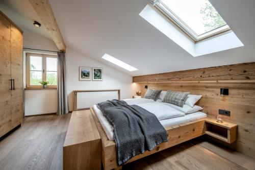 Un pat sau paturi într-o cameră la Alperie Ferienhaus