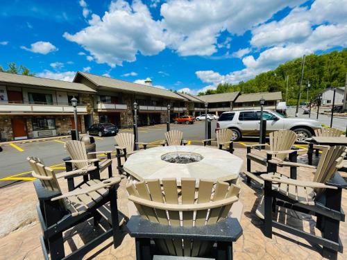 a table and chairs in front of a parking lot at Howard Johnson by Wyndham Downtown Gatlinburg in Gatlinburg