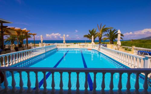 Katerina Hotel في كانالي: حمام سباحة مع المحيط في الخلفية