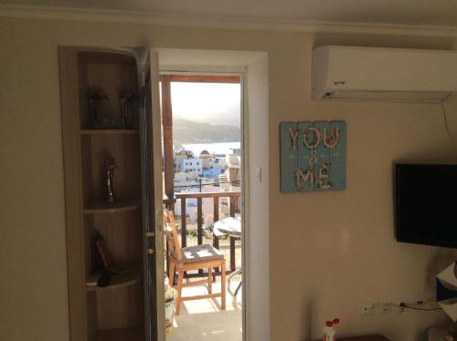 Camera con porta che si apre su un balcone con vista di Kelly's studio SISAMOS a Karpathos