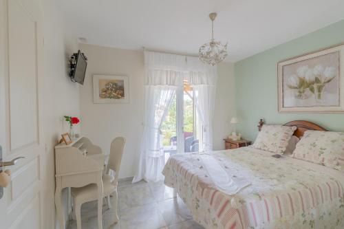 Ένα ή περισσότερα κρεβάτια σε δωμάτιο στο La Villa de l'Olivier