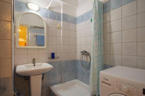 Bilik mandi di Anthia Sunny Apartment in Kanoni
