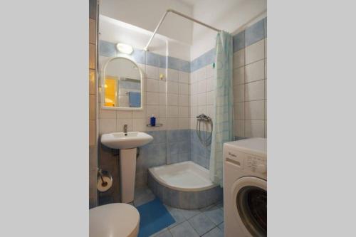 Bilik mandi di Anthia Sunny Apartment in Kanoni