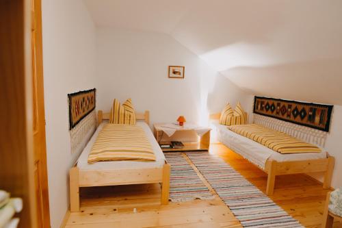 a room with two beds in a room at Gáll vendégház in Lăzarea