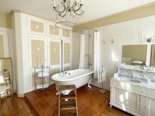 een badkamer met een bad en een wastafel bij Château de Noyelles – Baie de Somme in Noyelles-sur-Mer