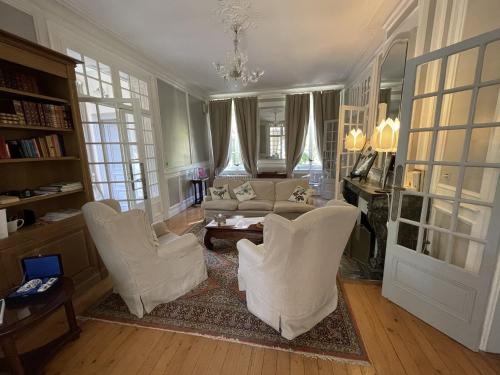 a living room with white chairs and a couch at St-Valery sur Somme - Château de Noyelles - Maison de vacances in Noyelles-sur-Mer