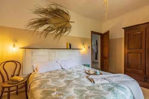 Un dormitorio con una cama grande con un plato encima. en Casa Amelia sul Mare, en Santa Maria Navarrese