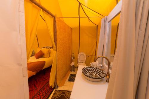 Bathroom sa Luxury Bega Camp