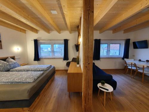 Schlafzimmer mit einem Bett, einem Tisch und Stühlen in der Unterkunft Bed & Breakfast in Haag am Hausruck
