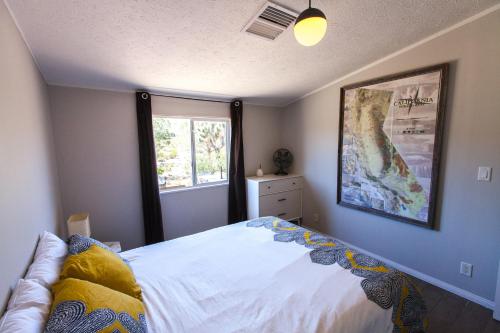 Säng eller sängar i ett rum på @ Marbella Lane - 10 Acres Oasis Desert Retreat!