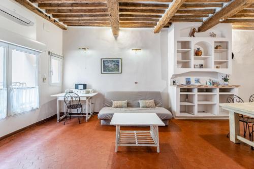 un salon avec un canapé et une table dans l'établissement L'atypique par Dodo-a-Cassis, à Cassis